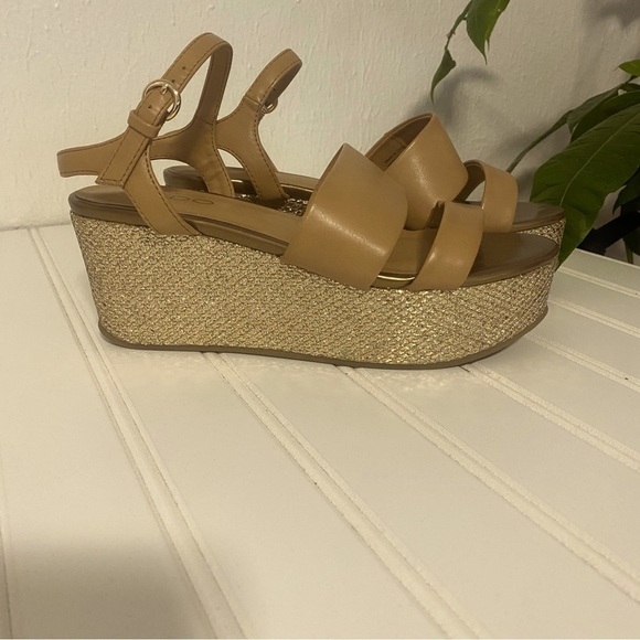 Aldo Women’s Tan with Gold Chunky Platform Sandals Y2K Size 6 Flaw On One Shoe - Picture 1 of 9
